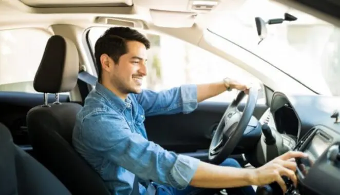 車を運転している男性